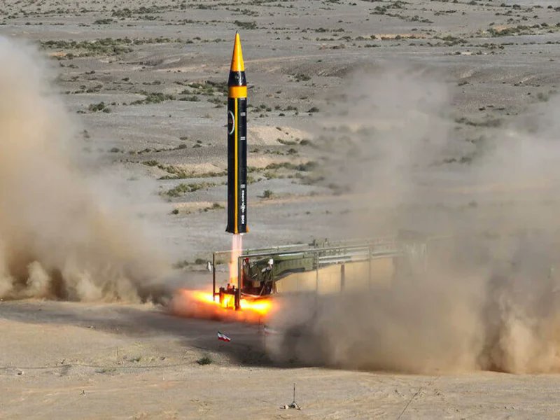 İran kaynakları, Devrim Muhafızlarının İsrail'e doğru Kheibar (Khorramshahr-4) orta menzilli balistik füzelerini fırlattığını bildiriyor.
