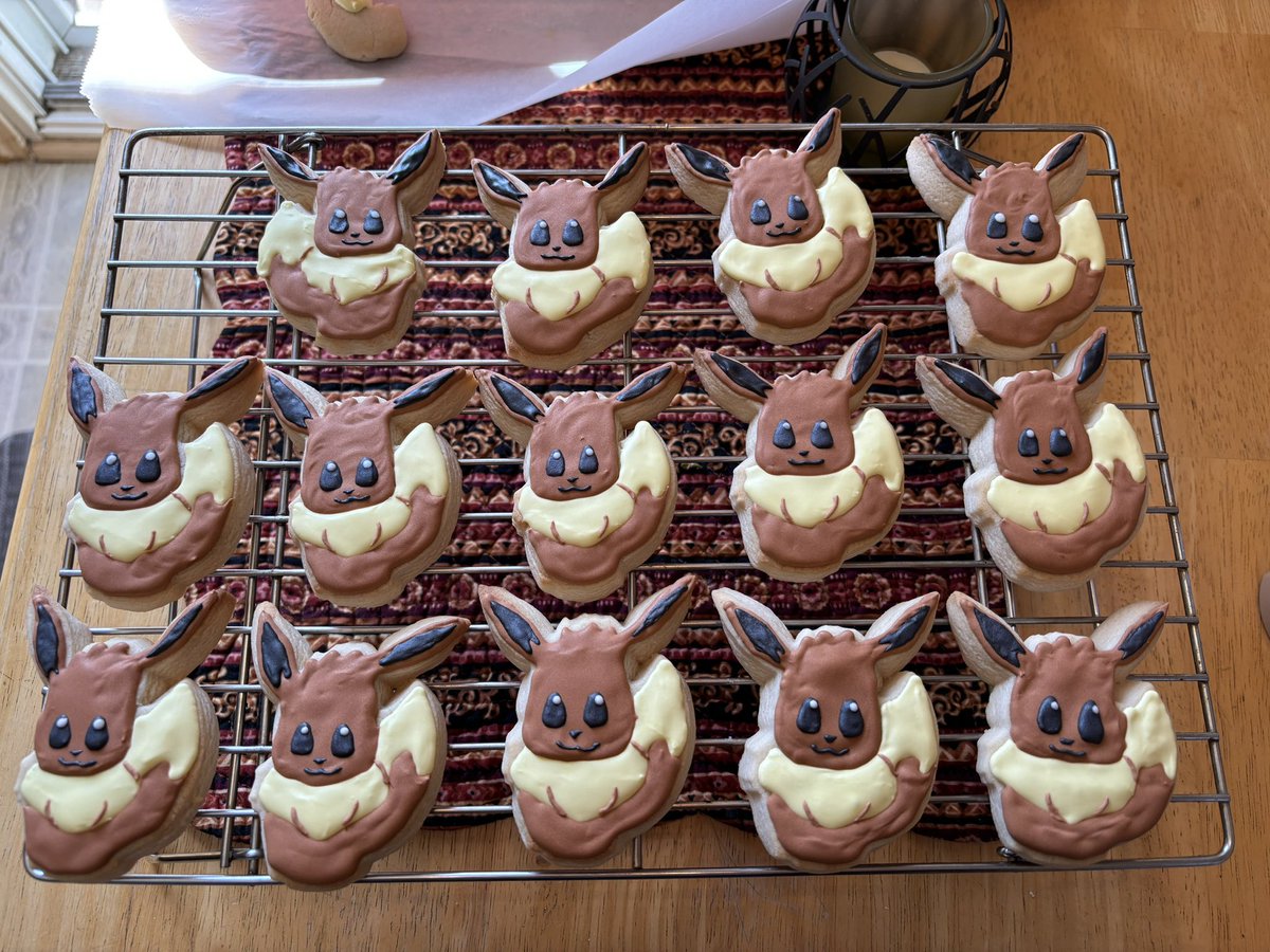 KimiJ133's tweet photo. Made sugar cookies and royal icing for the first time. It was a process that took time, but I like the end result.
#pokemon #pokemoncookies #eevee #イーブイ https://t.co/aqMju98JhZ