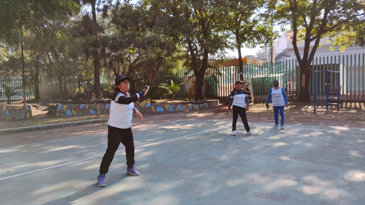 @FAHHdeporte con el #SemáforoDeportivo🚦 rescatando los #JuegosPrehispánicos y los #JuegosTradicionales en el Deportivo 'Santa Martha Acatitla' @Alc_Iztapalapa con una activación de #PelotaTarasca con adultos y adultos mayores de esta zona. Iniciamos con un calentamiento...(1/2)