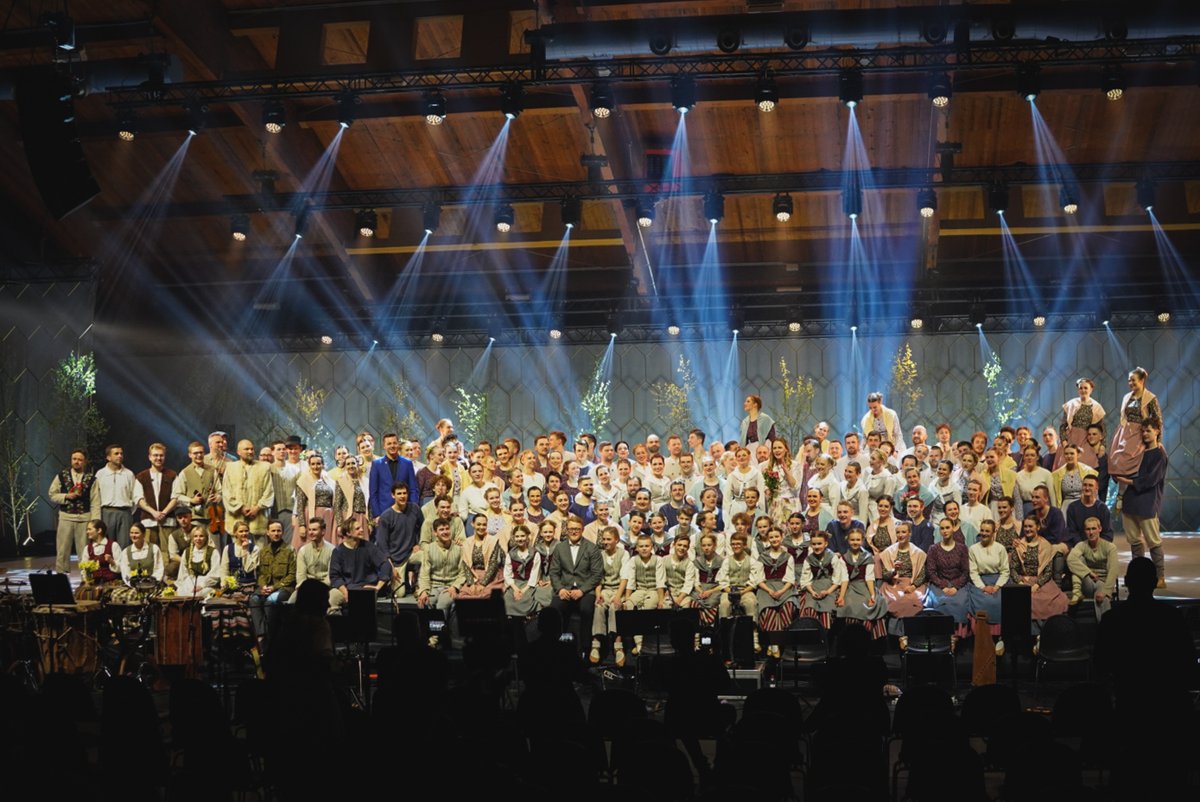 🎶Lai gan parasti dalos ar militārajām ziņām un fotogrāfijām, šodien gribu dalīties ar ko citādu. Vakar Ķīpsalā piedzīvojām un nospēlējām neaizmirstamu koncertu! RTU tautas deju ansamblis “Vektors” atzīmēja savu 65. jubileju ar spilgtu uzvedumu "Aiz ko garš pavasar's?" Dzīvo