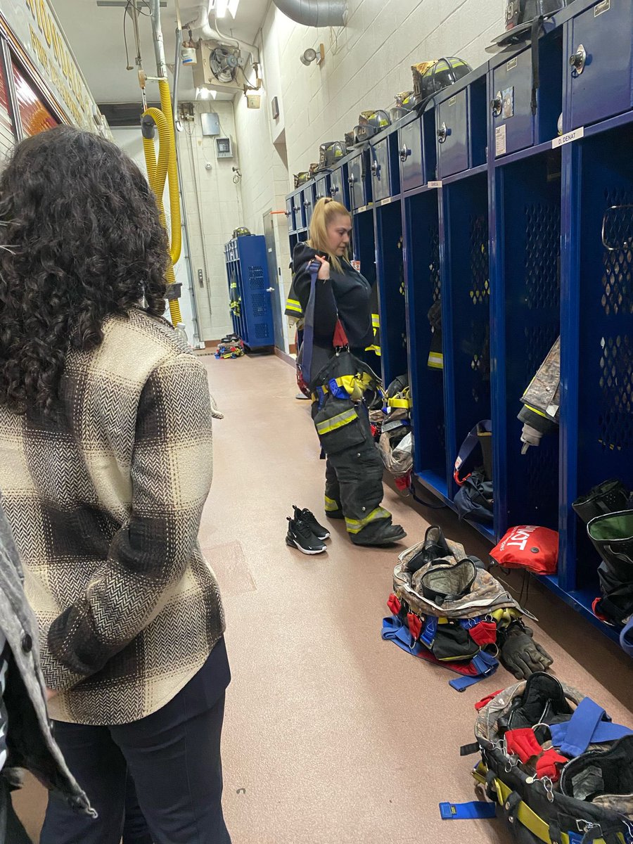 Envisioning possibilities! Mentors & Mentees from @UniondaleUFSD Latina Mentoring Program, visited the Uniondale FD. They heard empowering stories from women EMTs & Fire Fighters, several of whom are proud UHS alumni Truly inspiring! 🔥🚒@LilianaPolo @NYSmentorprog