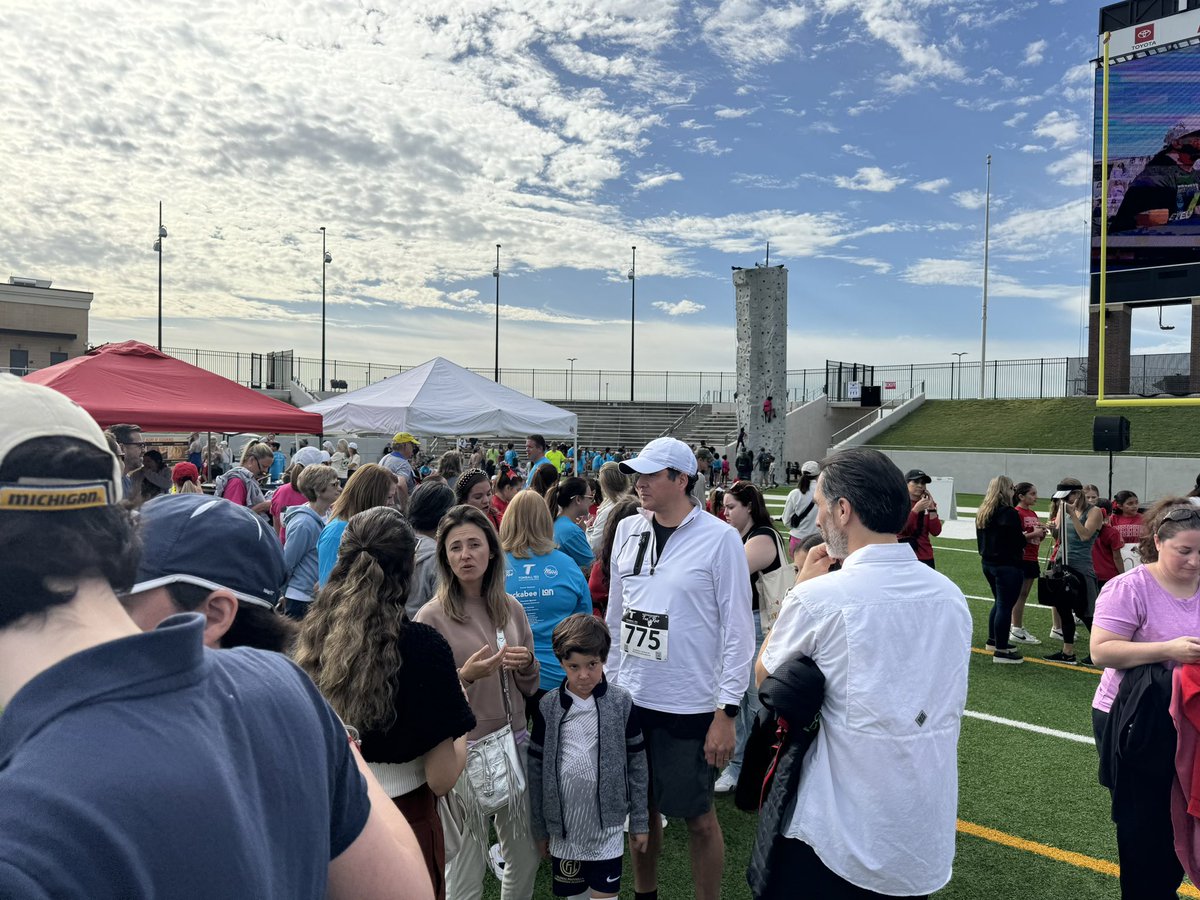 m_salazarzamora's tweet photo. WOW!!! It is hard to believe we had over 1,100 participate at our 2nd annual @TomballISD Superintendent’s Fun Run!! The weather was perfect start to finish whether you were walking/running today. The weather also cooperated 👏🏃‍♂️ What a great event!! Thanks to @ TISDMOVES. https://t.co/w0a18hYBfx