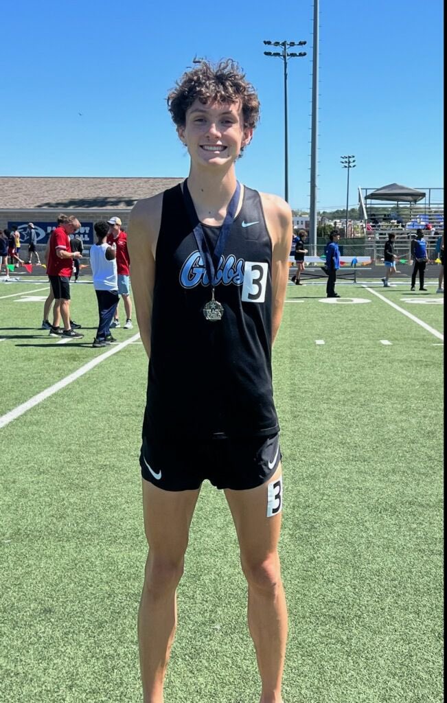 Congratulations to Will Spierdowis on winning the 800 meters with official time of 1:57.77 at the Farragut Invitational. Great kick to finish and win!