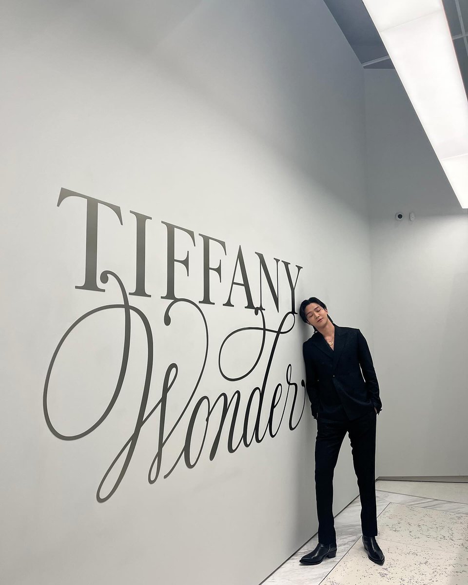 RowoonFrance's tweet photo. Instagram || 13.04.2024

Rowoon pour Tiffany &amp; Co

Bonnes personnes, histoire, nouvelle inspiration 

-1 
#ROWOON
--------------
© ewsbdi
-Woo https://t.co/6QBPZajADO