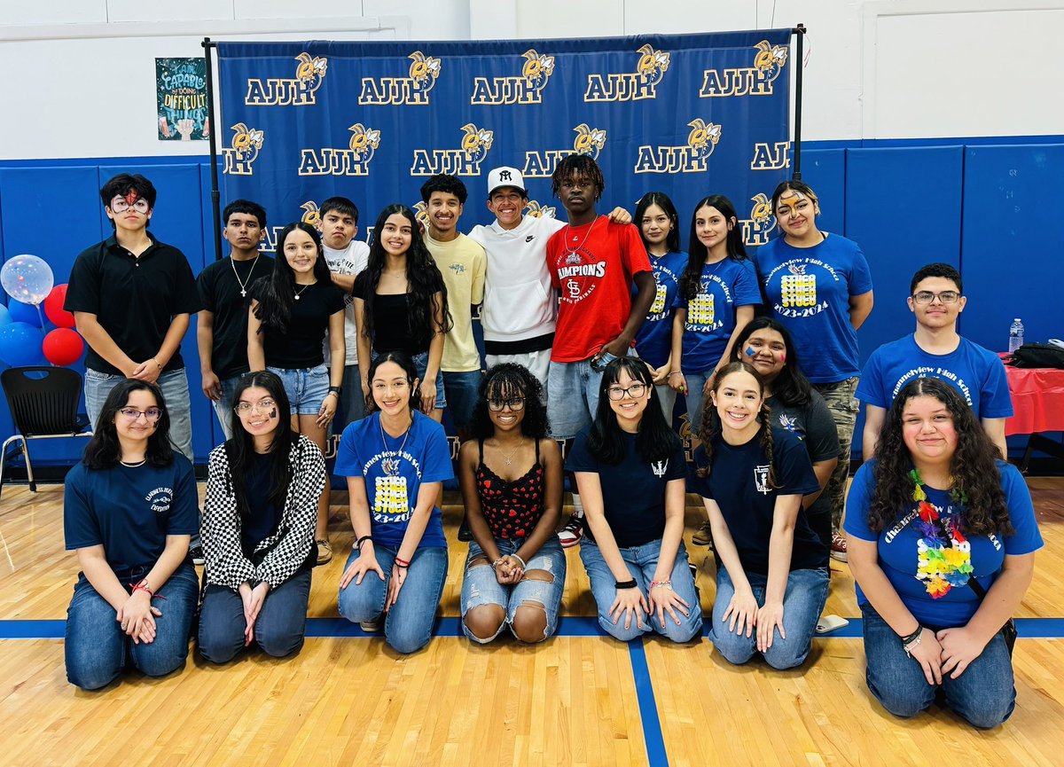 AliceJohnsonJrH's tweet photo. A HUGE THANK YOU to @ChannelviewHS for supporting our STAAR Carnival and sending student volunteers! We appreciate your support for our campus! 💙🐝 #HornetNation #HornetPride https://t.co/MDCuiqWaTq