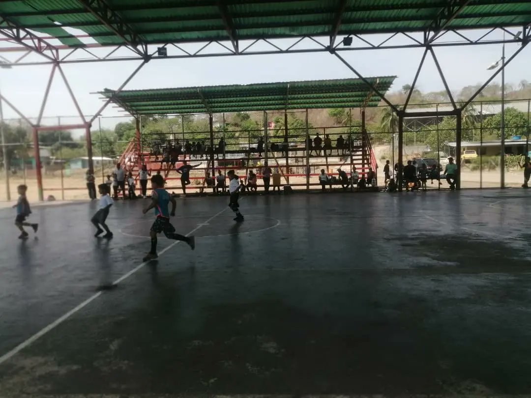 MPV_Guarico's tweet photo. Celebramos el Dia de la Dignidad Nacional Con partidos amistosos  de Futsal Menor entre la parroquia Cantagallo VS parroquia Parapara. Para Incentivar a nuestros niños a prácticas deportivas para la hermandad y unión parroquial en nuestro Edo Guárico.#Todo11TieneSu13 https://t.co/6DoFs3F7SV