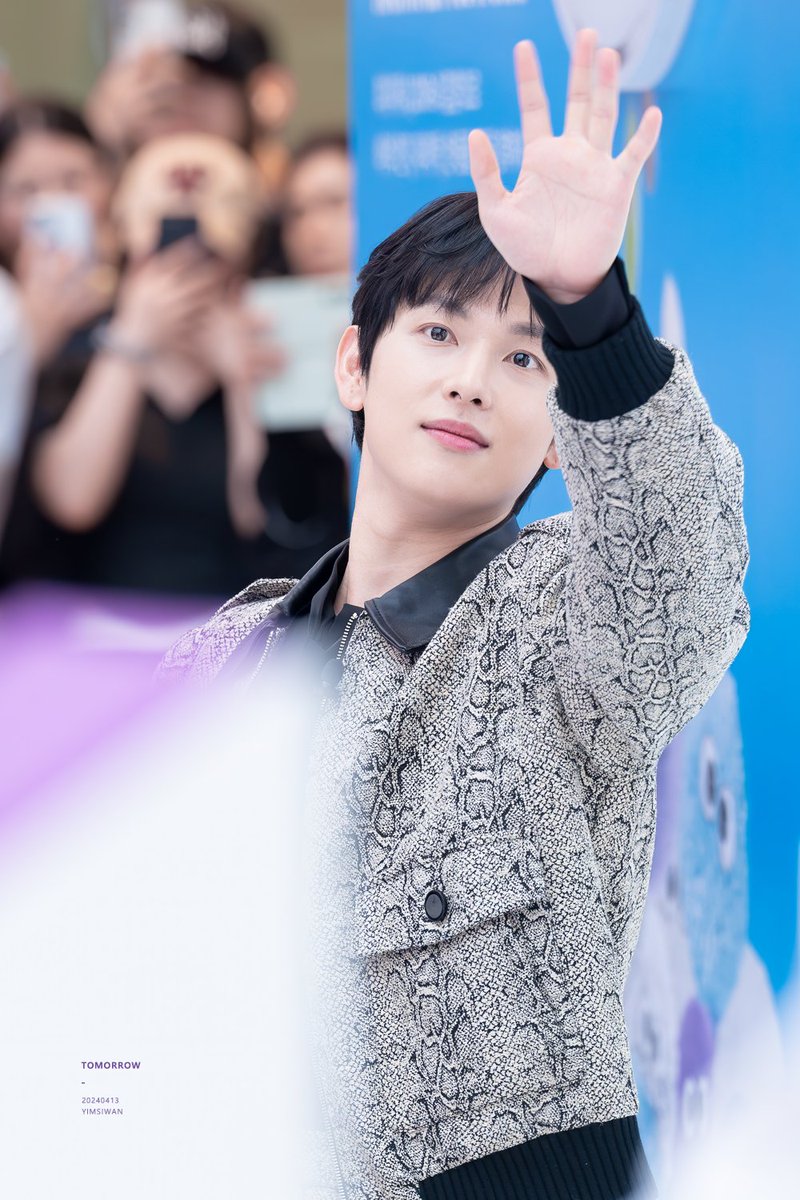 tomorrow1201's tweet photo. 240413 나르왈 팝업스토어 팬사인회

😊😊

#임시완 #yimsiwan https://t.co/F0kjgA2JBM