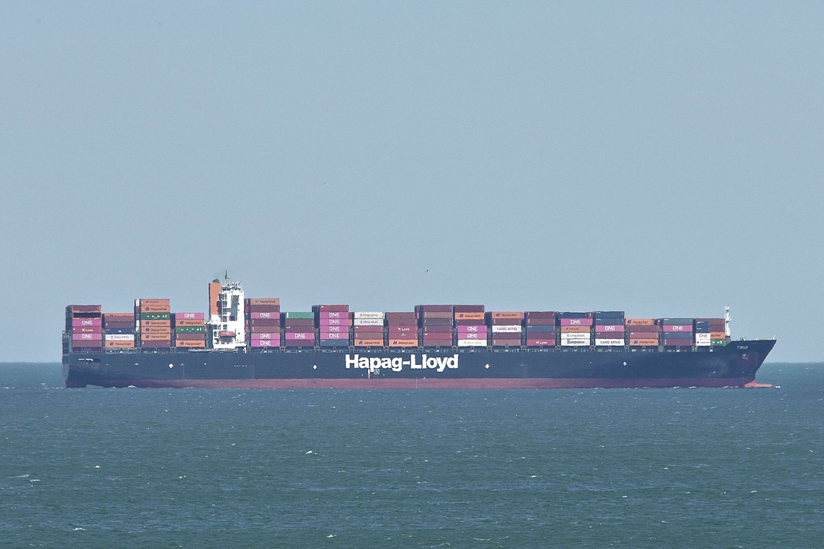 At 300 meters the #HapagLloyd T-class #ContainerShip #TIRUA, IMO:9612882 en route to Southampton, United Kingdom, flying the flag of Liberia 🇱🇷. #ShipsInPics