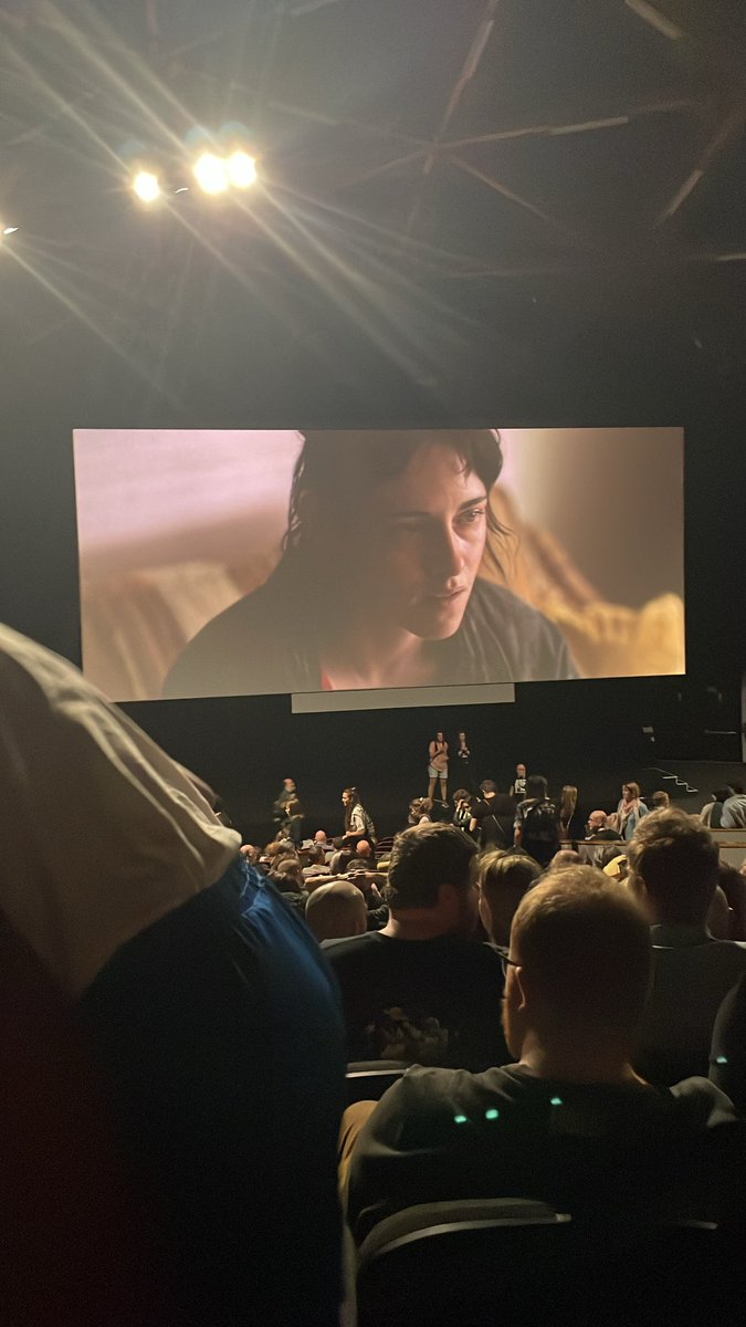 A quel moment c’est normal qu’une séance soit interrompue a cause des agressions lesbophobe du public du <a href="/bifff_festival/">BIFFF</a> a quel moment c’est normal d’avoir des gouines en larmes qui sortent de la salle??
Merci pour le sentiment de peur