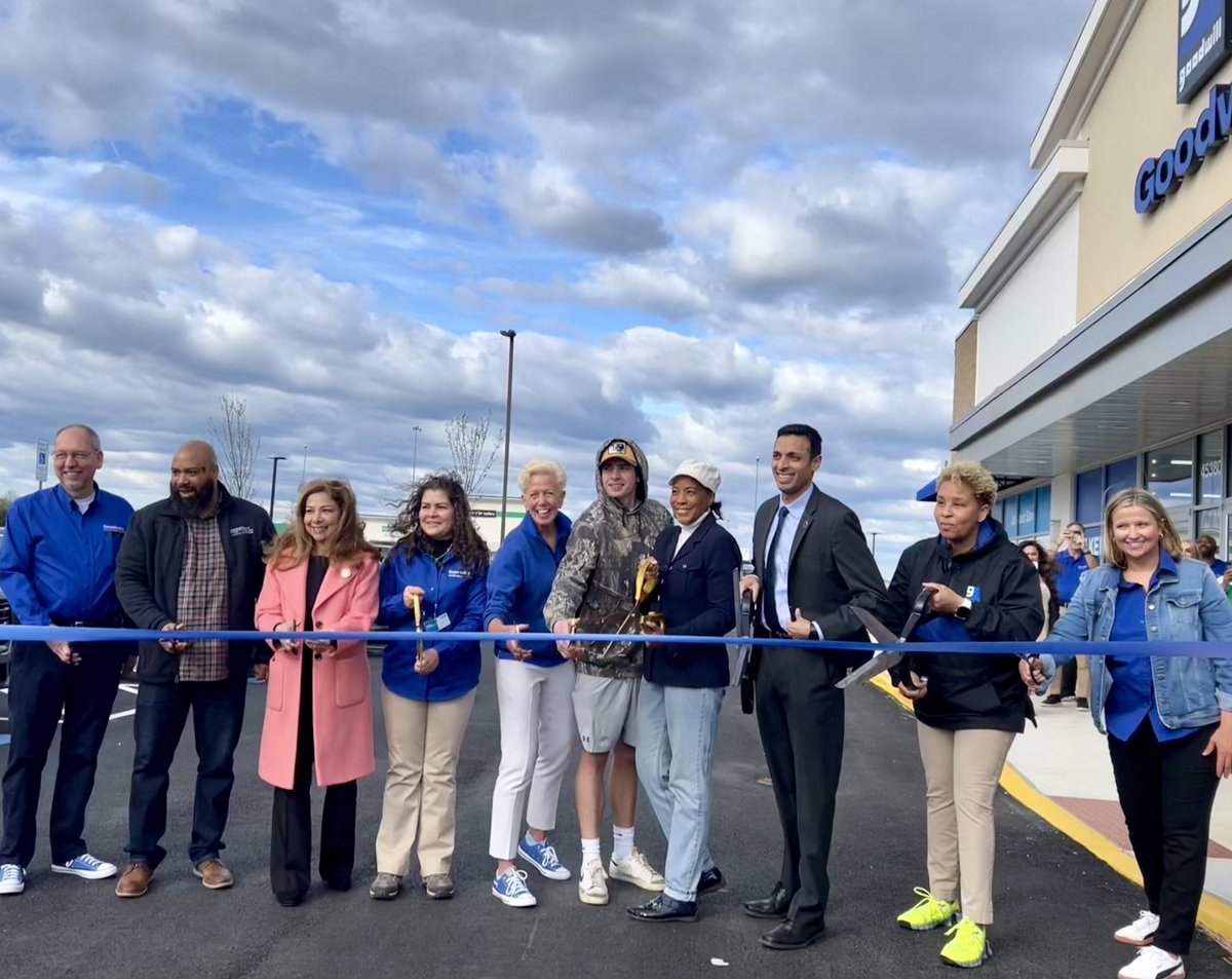 The grand opening of @dcgoodwill in Sterling today! I enjoyed meeting the staff who worked so hard to set up & the leadership who executed a beautiful vision, welcoming shoppers & shopping too! With @MamasDonutBites as a “party favor” & an amazingly easy drop off drive-through!