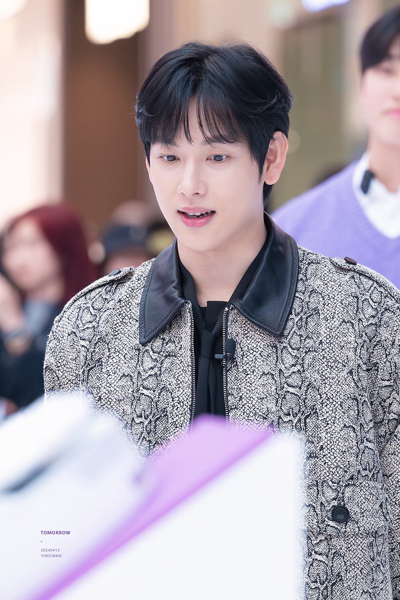 tomorrow1201's tweet photo. 240413 나르왈 팝업스토어 팬사인회

🍑🍑

#임시완 #yimsiwan https://t.co/Kd10zDJdYJ