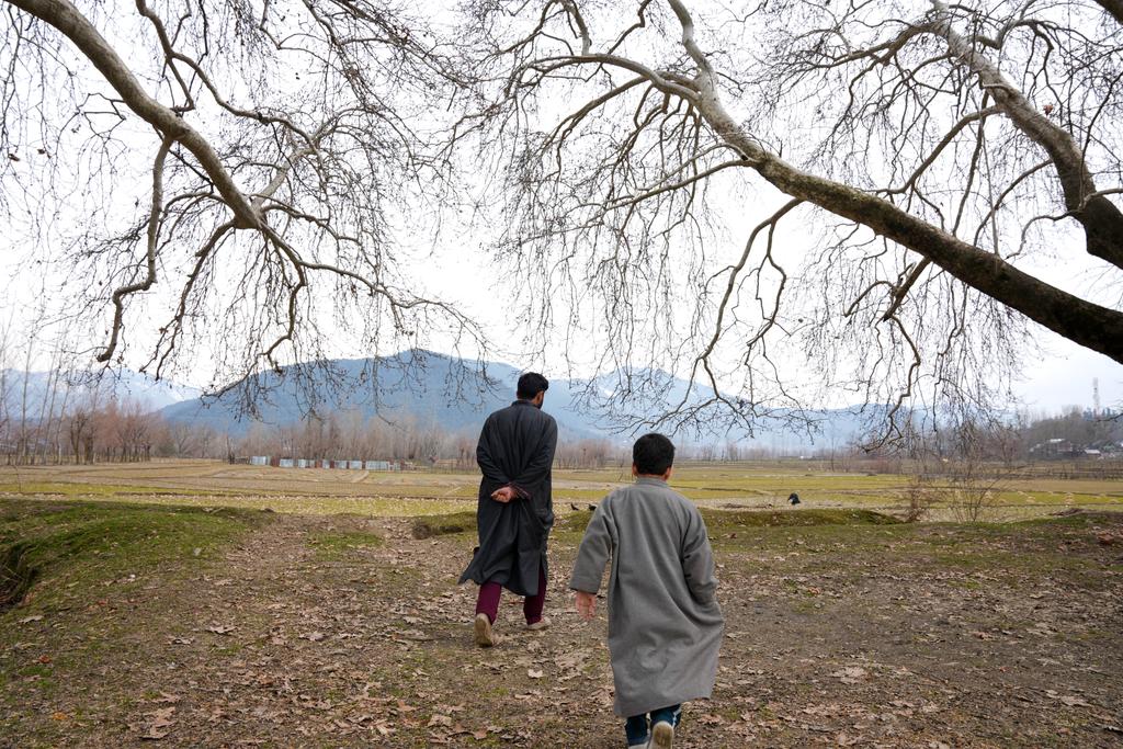iamasoodifarhan's tweet photo. Faizan, a 7-year-old boy from Kupwara with heterochromia iridium, gained fame after appearing in a Vivo ad. However, some people have tried to exploit him. He is the only speaker in his family.

My latest work for @TheKashmiriyat 
https://t.co/dm9DdGvqD6 https://t.co/QezppzVick