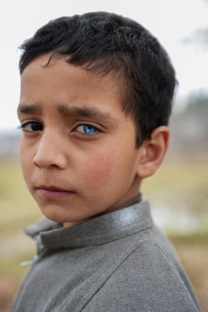iamasoodifarhan's tweet photo. Faizan, a 7-year-old boy from Kupwara with heterochromia iridium, gained fame after appearing in a Vivo ad. However, some people have tried to exploit him. He is the only speaker in his family.

My latest work for @TheKashmiriyat 
https://t.co/dm9DdGvqD6 https://t.co/QezppzVick