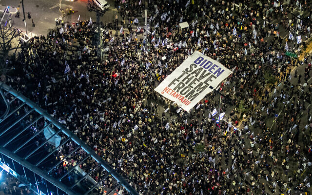 Powerful image from anti-government protests in Tel Aviv calling for new elections and for the a hostage deal to bring them home.