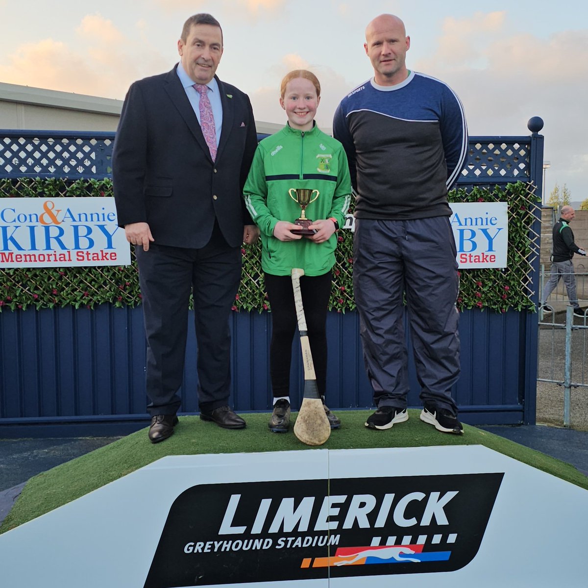 Congratulations to Mary Buckely, winner of the Under 12 Camogie Poc Fada at the 2024 Con and Annie Kirby Memorial. Representing Ballybrown GAA Club, Mary is pictured receiving the trophy from Paul Foley & James Ryan @LimerickCLG #Kirby2024 #GoGreyhoundRacing #ThisRunsDeep