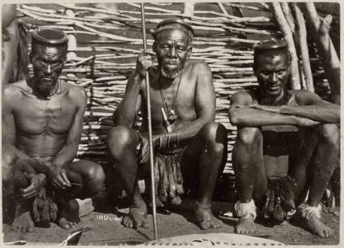 ZuluSweG's tweet photo. IMIMOYA YESINTU:

1. AMANDIKI:

idlozi lendiki kuba idlozi lesilisa okusho ukuthi kuba idlozi langasohlangothini lase say’dini lakwaBaba, umuntu onomdiki uvama ukuphathwa ikhanda yingakho labobantu bebhenyiswa lezizinyamazana ezibizwa ngokuthi ubande lwamandiki, okunye futhi https://t.co/v9qQA6EfSZ