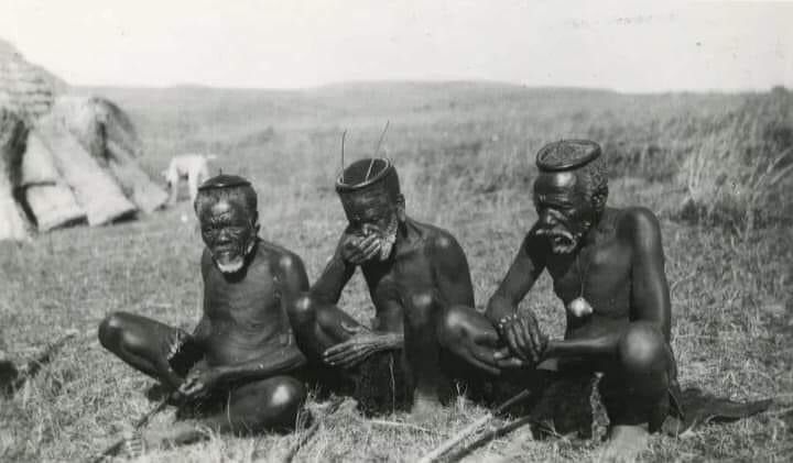 ZuluSweG's tweet photo. IMIMOYA YESINTU:

1. AMANDIKI:

idlozi lendiki kuba idlozi lesilisa okusho ukuthi kuba idlozi langasohlangothini lase say’dini lakwaBaba, umuntu onomdiki uvama ukuphathwa ikhanda yingakho labobantu bebhenyiswa lezizinyamazana ezibizwa ngokuthi ubande lwamandiki, okunye futhi https://t.co/v9qQA6EfSZ