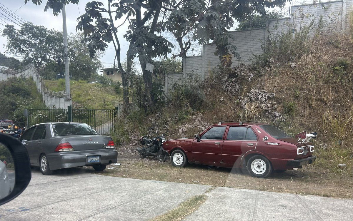 Carros estacionados en aceras y en redondel que obstaculizan ingreso de vehículos y a peatones que estudian en la U. Evangélica y residenciales  <a href="/VMTElSalvador/">VMT</a> <a href="/PNCSV/">PNC El Salvador</a> <a href="/alcaldia_ss/">Alcaldía de San Salvador</a> <a href="/marioduran/">Mario Durán</a> <a href="/PrensaAMSS/">Prensa de Adoracion de Salvacion</a>