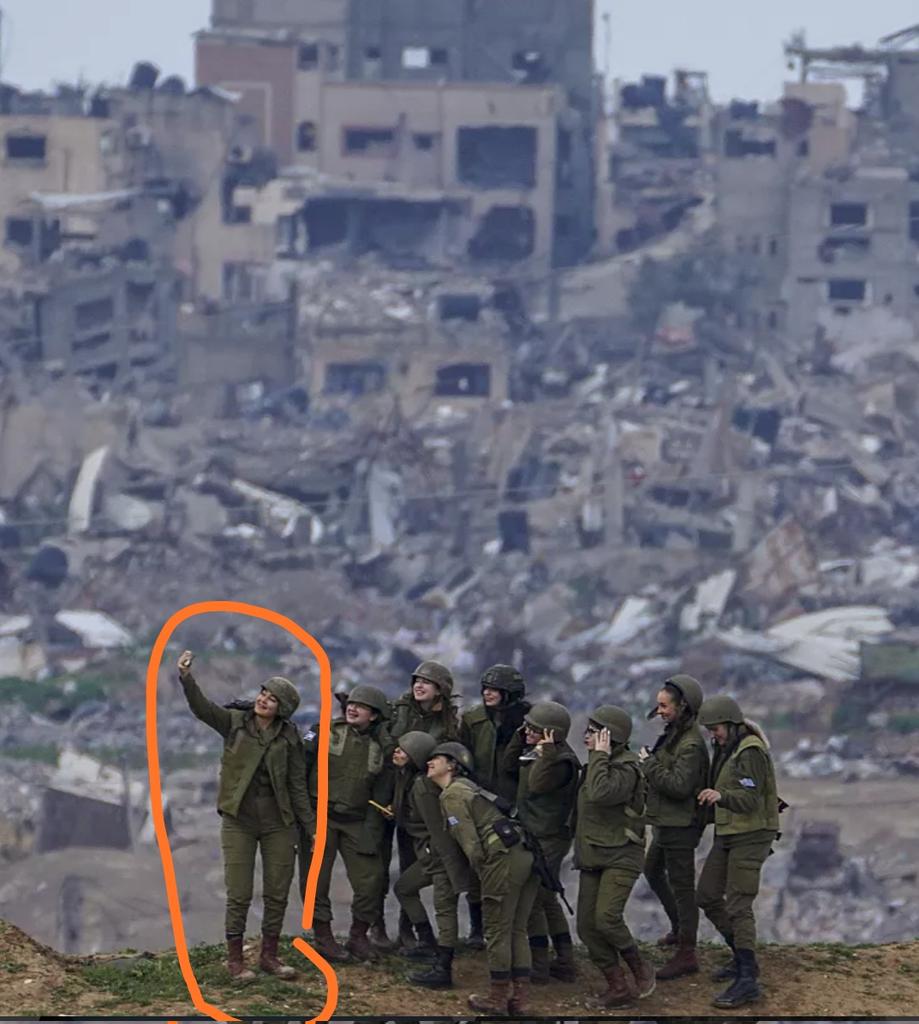 🔴فضيحة اليووووم... 🔴
جزاء سنمار... 
المجندة الاسرائيلية "لارا حفتون"  قبل ايام نشرت صورة على حسابها وهي تحتفل مع زميلاتها في احد شوارع #غزة المدمرة.. 
امس تعرضت لاغتصاب جنسي عنيف من قبل 4جنود من لواء الشمال.. مما ادى الى تمزق من الدرجة الاولى في اجهزتها التناسلية ودخولها في