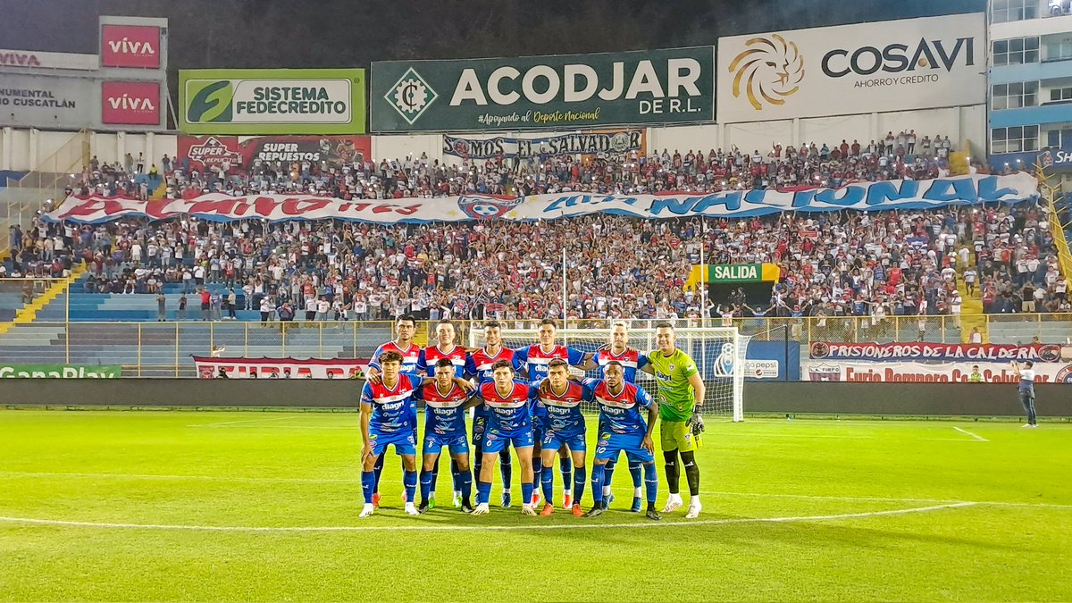 📸 La postal más bonita de todas; con la afición de Club Deportivo Luis Ángel Firpo🇳🇱 la más fiel, en las buenas y en las malas y hoy a una sola voz con FIRPO A MORIR💪😤