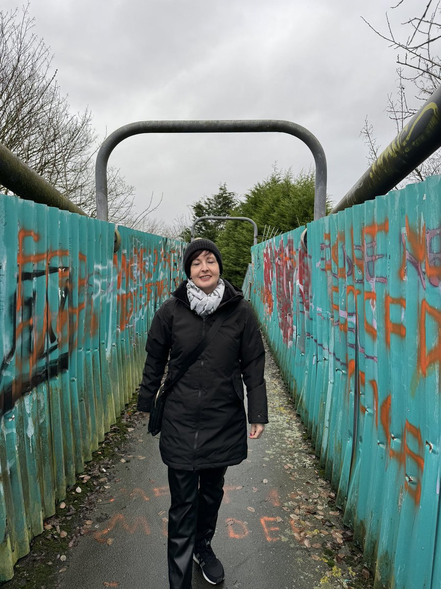 jayladd9876's tweet photo. What difference does one week make? Last week was #johnnymarr in #LIVERPOOL .. tonight it’s @charmingmenband in @whelanslive and they open with #stillill .. where there is an iron bridge … and I did kiss @creamycurranbun under the bridge https://t.co/Jo8nT1BtyY