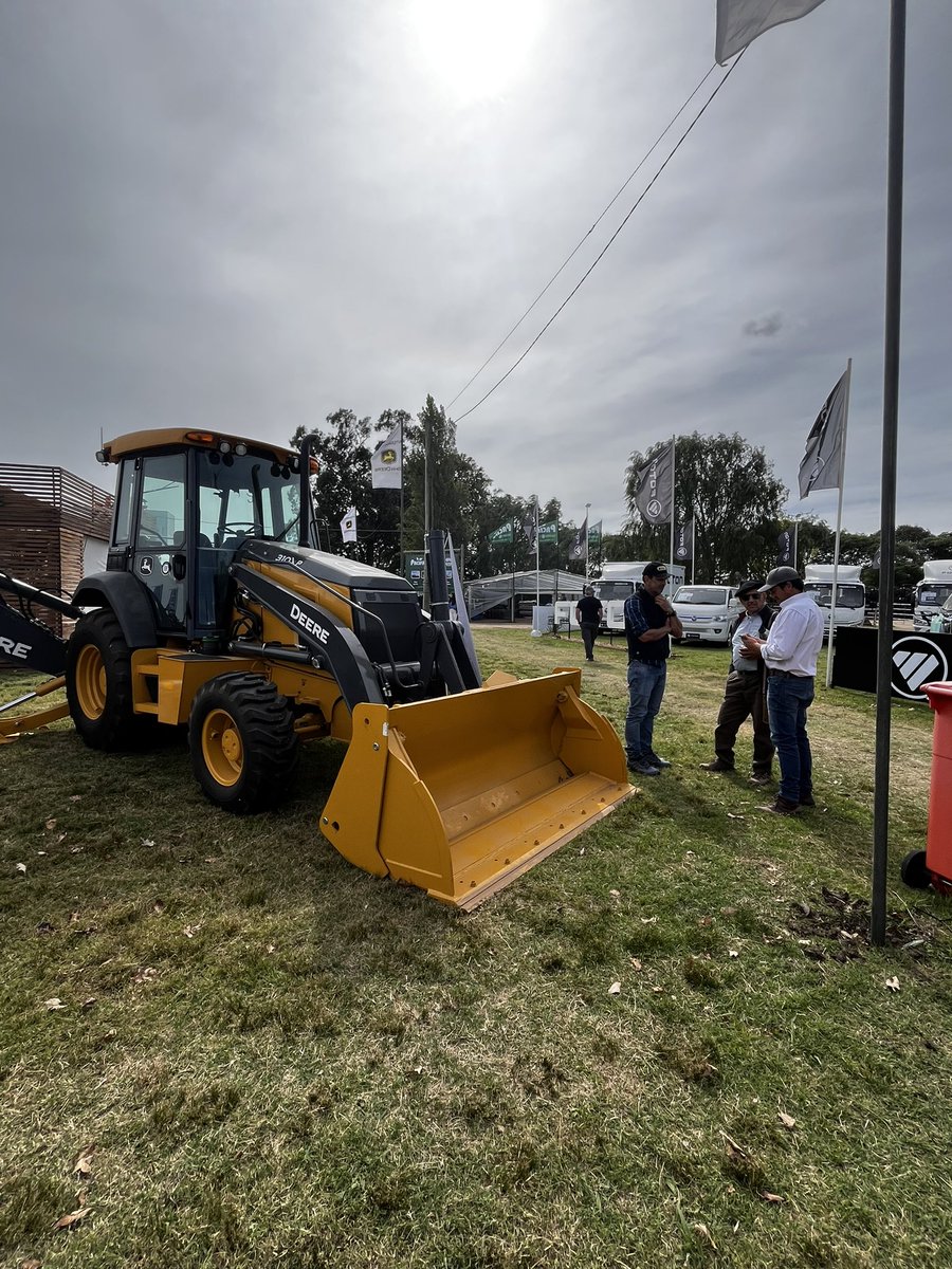Interagrovial's tweet photo. Le ponemos color a esta tarde gris en @expomelilla 💪con las soluciones #JohnDeere Los esperamos !! https://t.co/Q7IgbPTAHx