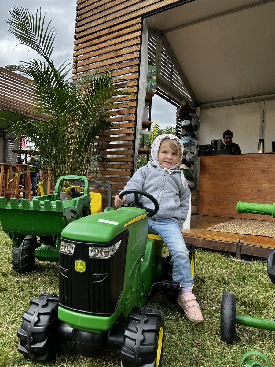 Interagrovial's tweet photo. Le ponemos color a esta tarde gris en @expomelilla 💪con las soluciones #JohnDeere Los esperamos !! https://t.co/Q7IgbPTAHx