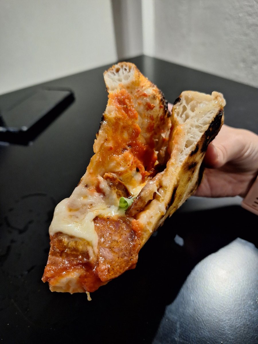 RocHurtado's tweet photo. @lutitravelguide @madredetibe Esta es la de peperoni. Picantona pero rica. Lo mejor: la torta vasca! https://t.co/Y2evQuPgE3
