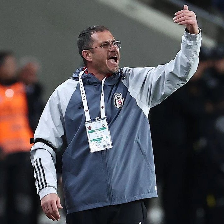 Beşiktaş'ta sezon sonuna kadar takımın başında Serdar Topraktepe olacak.