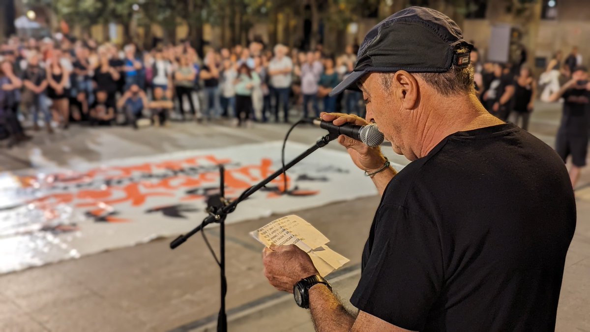 La madre y el padre de Adri (@adrinoestassol) y un representante de @Altsasugurasoak toman la palabra en la movilización de @Libertad6Zgz. 'Basta ya de montaje policial', se grita