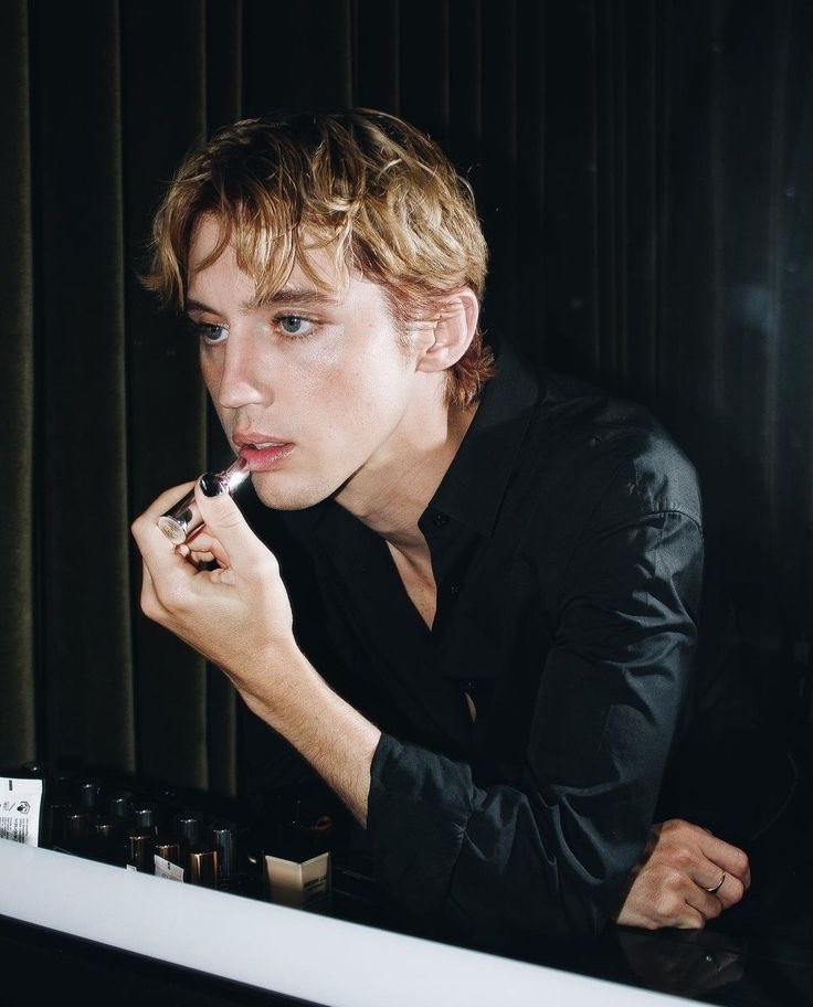 stjrnna's tweet photo. troye sivan writing his entire discography about omar rudberg - a thread 🧵 https://t.co/uWXAPQ1jGZ