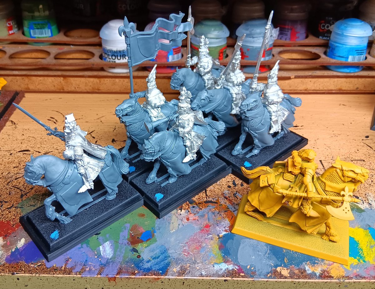 ScapegoatSte's tweet photo. Got home from #Salute51 built Grail Knights and tested #ColourForge yellow undercoat
#Warmongers #warhamfam #warhammercommunity #Bretonnia #TheOldWorld #Mousillon #WePaintMinis #PlayItPainted https://t.co/xj8p5WkBYQ