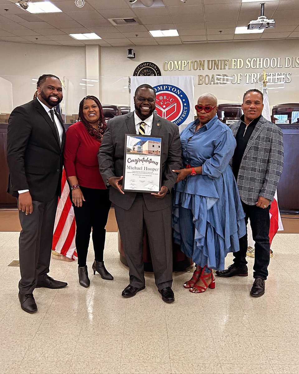 ComptonUnified's tweet image. Compton Unified School District welcomes new Board of Trustees member Michael D. Hooper Jr. He was officially sworn in today at the District office. He was elected in the March 5th primary and represents Area D of the CUSD. 

#boardoftrustees #schoolboard #comptonunified #Elevate