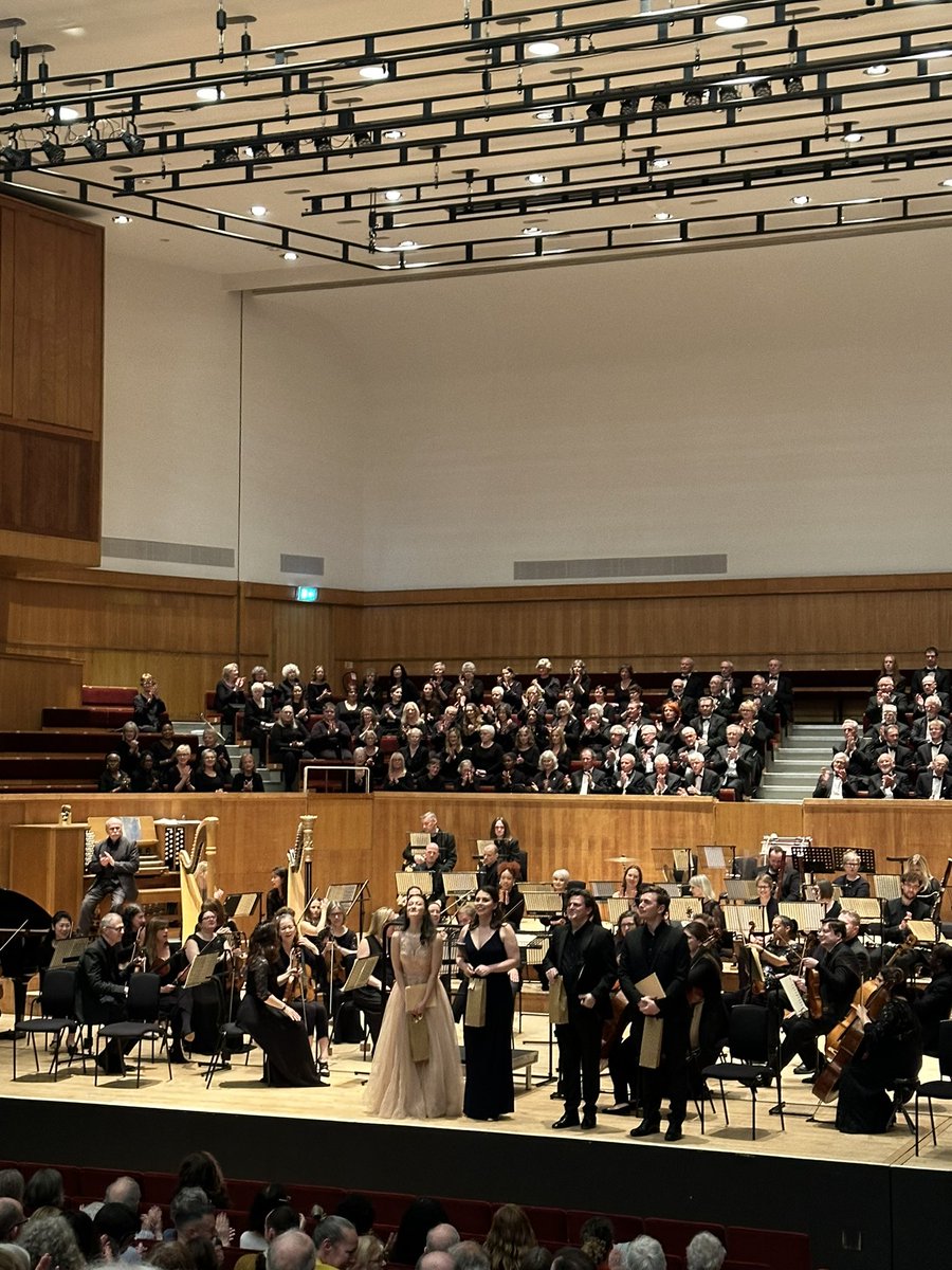 Tonight @JuliaMariko , @MargoArsane , @WarrenGillesp13 & Redmond Sanders perform Saint-Saëns Requiem at @FairfieldHalls with the @croydonphil , Basingstoke Choral Society & Docklands Sinfonia. All the toi’s too Ian le Grice for the mighty Organ Symphony! #stevephillipsmanagement