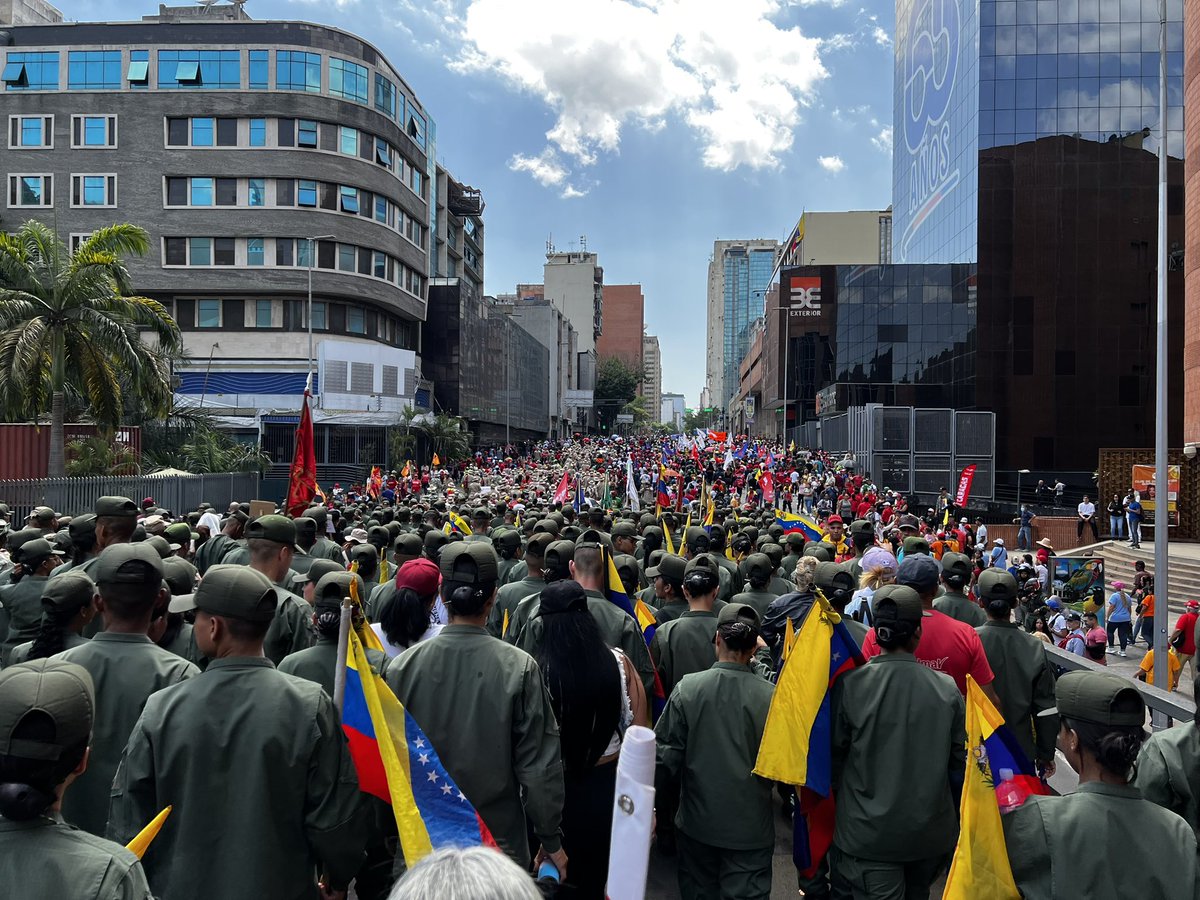 Nuestro pueblo rebelde llenó las calles de Caracas para conmemorar el 22 Aniversario del #13Abr #Todo11TieneSu13 @PartidoPSUV @NicolasMaduro @ConCiliaFlores @delcyrodriguezv #DíaDeLaDignidad