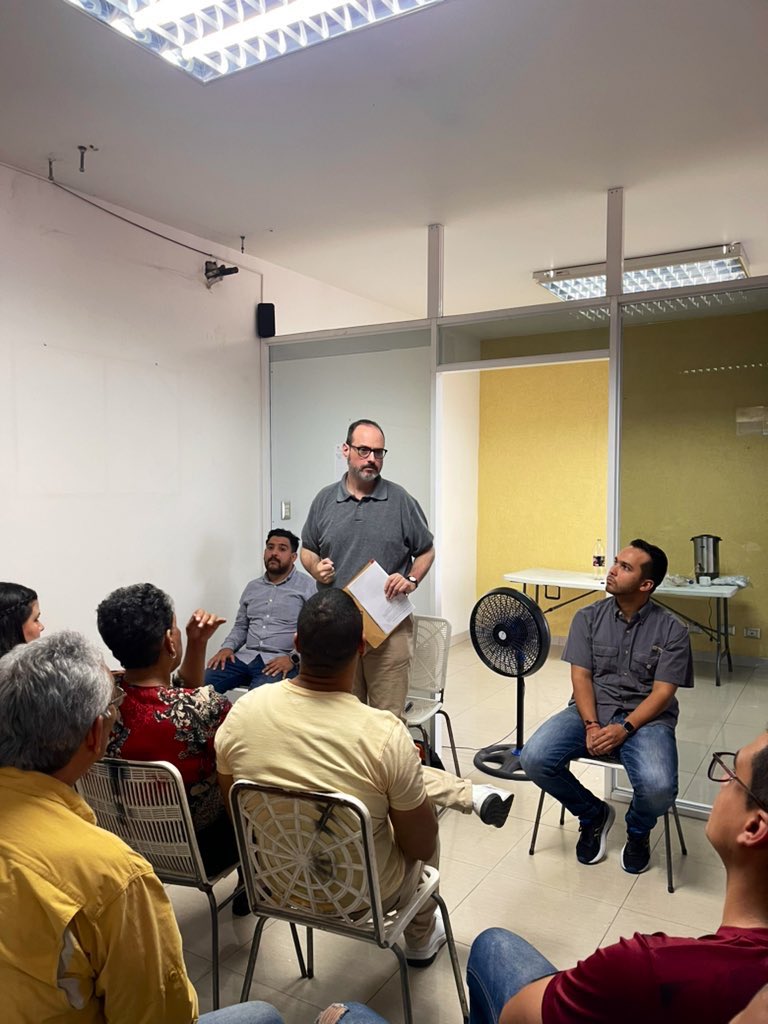 Jesusfbolivarb's tweet photo. #13Abril Extraordinario conversatorio dictado por el Prof. @GTAveledo sobre Proyecto de Ley contra el Fascismo

Importante brindar a nuestros equipos las herramientas necesarias sobre los temas Políticos del País

Trabajamos en la vía electoral y demás temas que interesan al País https://t.co/s1pzm1SqqK