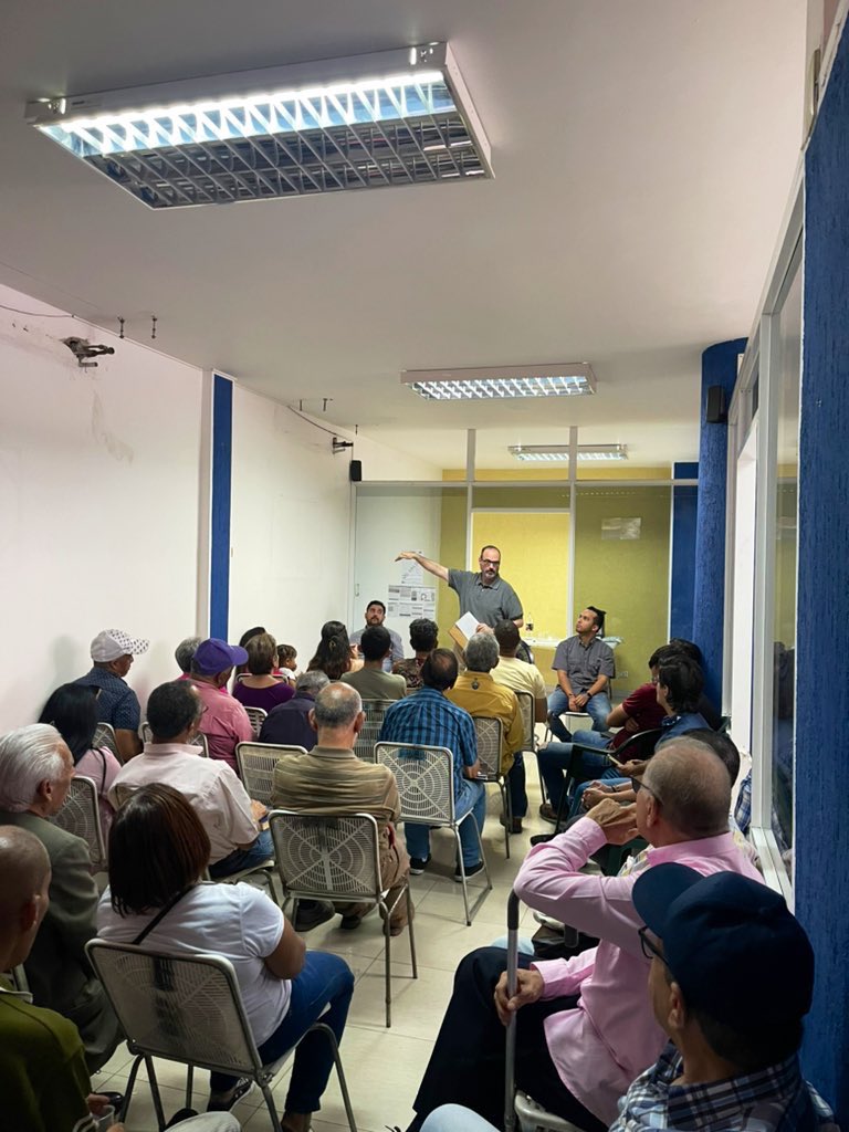Jesusfbolivarb's tweet photo. #13Abril Extraordinario conversatorio dictado por el Prof. @GTAveledo sobre Proyecto de Ley contra el Fascismo

Importante brindar a nuestros equipos las herramientas necesarias sobre los temas Políticos del País

Trabajamos en la vía electoral y demás temas que interesan al País https://t.co/s1pzm1SqqK