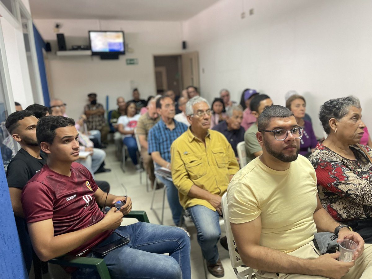 Jesusfbolivarb's tweet photo. #13Abril Extraordinario conversatorio dictado por el Prof. @GTAveledo sobre Proyecto de Ley contra el Fascismo

Importante brindar a nuestros equipos las herramientas necesarias sobre los temas Políticos del País

Trabajamos en la vía electoral y demás temas que interesan al País https://t.co/s1pzm1SqqK