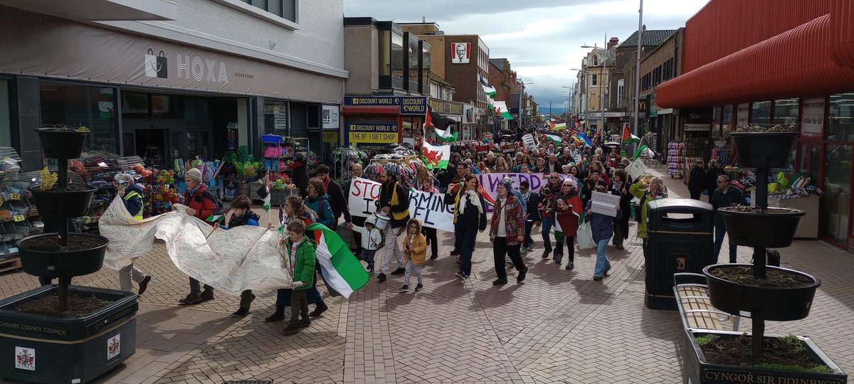 🚶Rhyl marches for a ceasefire in Gaza today. 🇵🇸 Around 300 people took part in the pro Palestine demonstration in north Wales on Saturday. Image courtesy of @BobKelly16