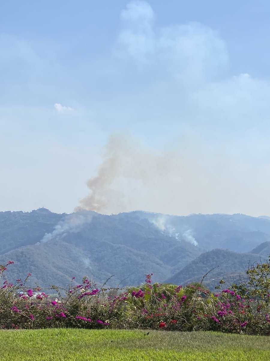 Dolor. Así luce la vista de las montañas frente a mi casa, en el municipio #ElHatillo. Lo peor es que esos humos tienen originen humano. ¿O debería decir inhumano?