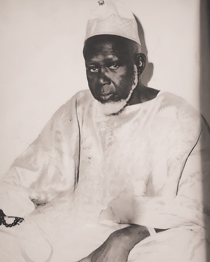 ahbab_tijani's tweet photo. Serigne Hady Touré ❤️‍🔥 est né en 1894.Son père Serigne Mame Cissé Touré fut un grand maître coranique réputé et très respecté par ses contemporains. Sa mère Sokhna Mbacké Dia­khaté est une fille du grand Cadi (ju­riste) Khaly Madiakhaté Kala. Serigne Hady Touré a débuté son https://t.co/xCjEGyIFIK