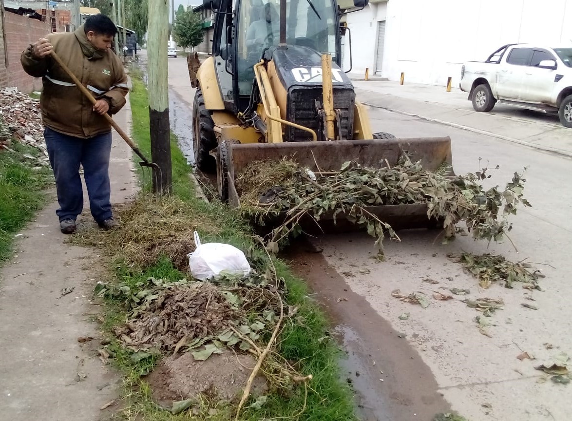 1. Los equipos municipales avanzan en la limpieza de bocas de tormenta y zanjas, y la desobstrucción de avenidas y calles en los barrios de #EstebanEcheverría ante la posibilidad de intensas lluvias anunciada por el @SMN_Argentina para las próximas horas.