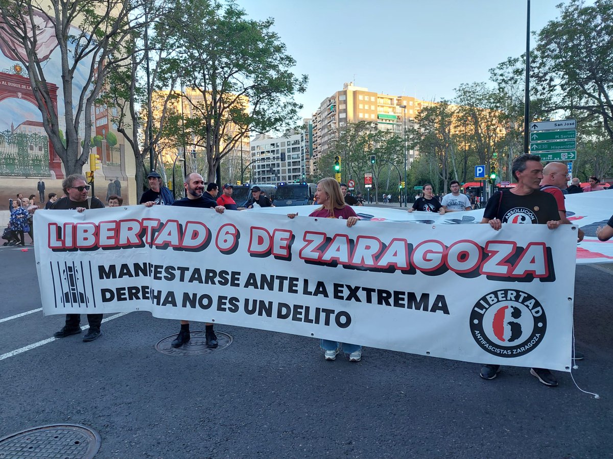 Al grito de #Libertad6DeZaragoza' miles de personas recorren las calles de Zaragoza como muestra de solidaridad, y para hacer frente a la injusticia de su inminente entrada en prisión.
@Libertad6Zgz