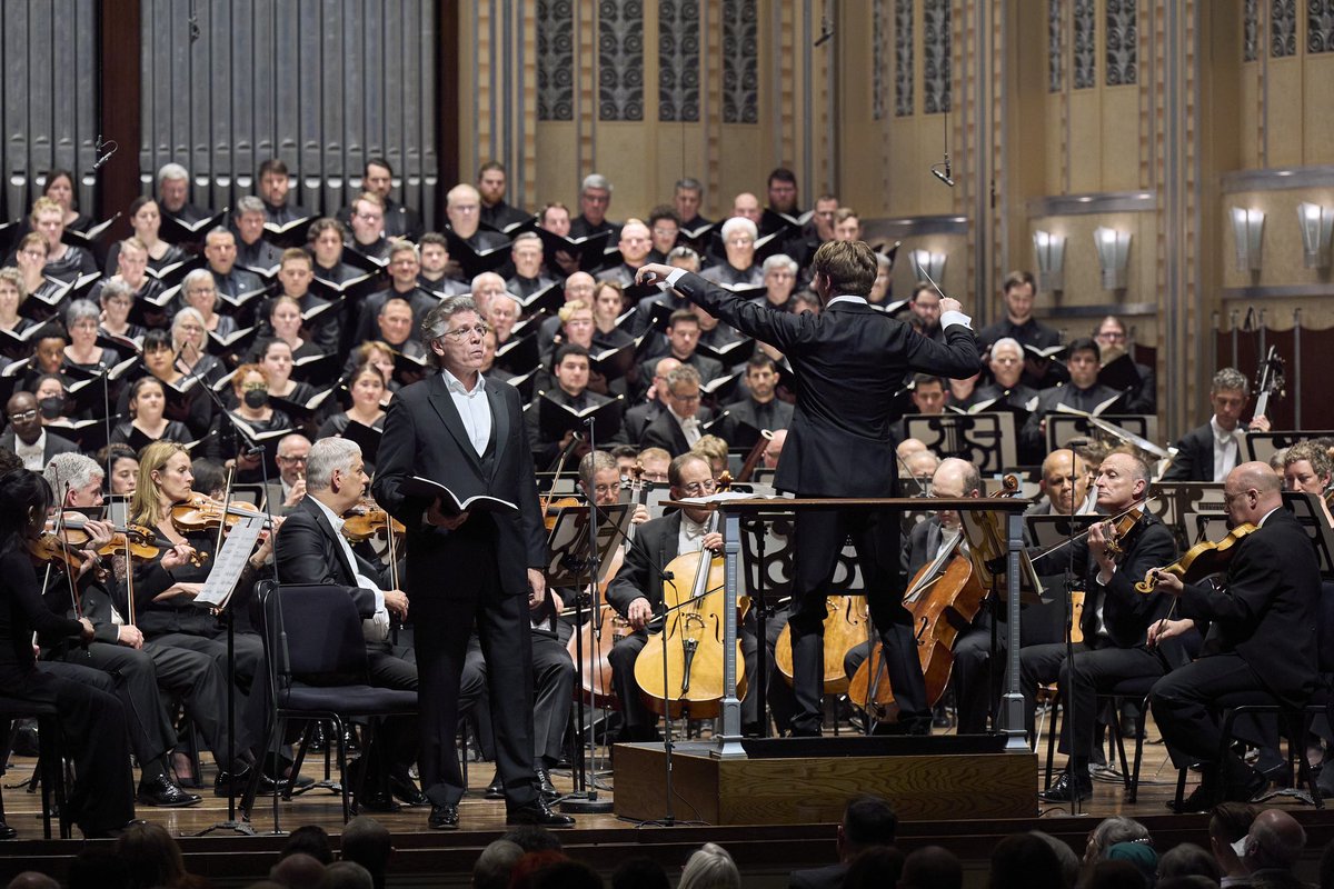 Tonight is the last concert of Walton’s “Belshazzar’s Feast” with @CleveOrchestra! What a gift it has been to revisit this magnificent work with the incredible Cleveland Orchestra and @COChorus, led by @klausmakela. 📸 Roger Mastroianni, courtesy of The Cleveland Orchestra