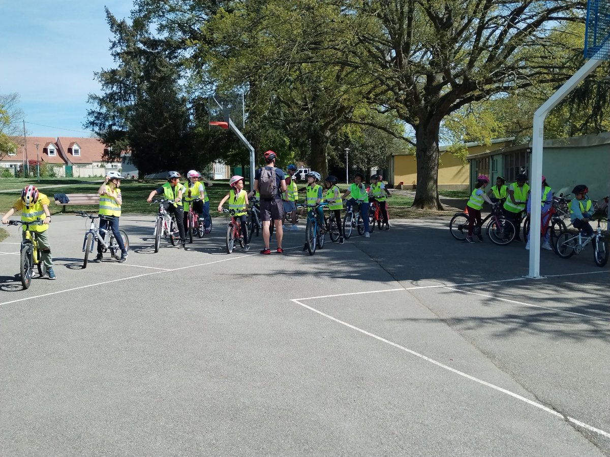 Semaine SRAV à l'école Rochereuil pour les cm1 et cm2: une magnifique semaine riche en émotions 🥳🚲
Un beau moment pour finaliser cette semaine Savoir Rouler A Vélo 🚲🥳
Bravo aux enfants ! 👏 
Et merci à Olivier <a href="/USEPEure/">USEP27 Olivier Hurel</a> et Régis pour leurs conseils et leurs encouragements 🤗