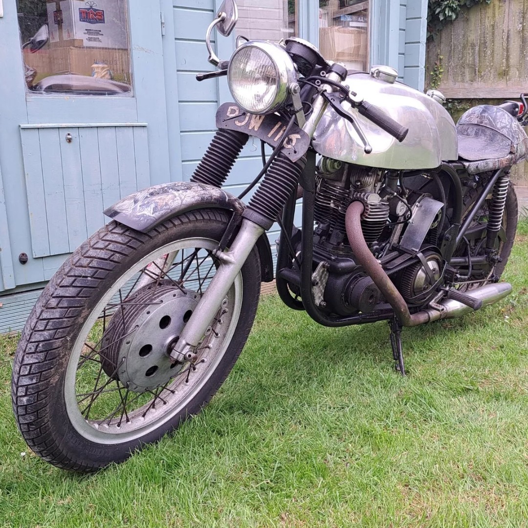 Check out this cool 1950s Norton Dominator 88! Ebay ad here ow.ly/yNFP50RbIVR #Norton more bikes at barnfindmotorcycle.com #motorbike #motorcycle #barnfind #biker #vintagebike