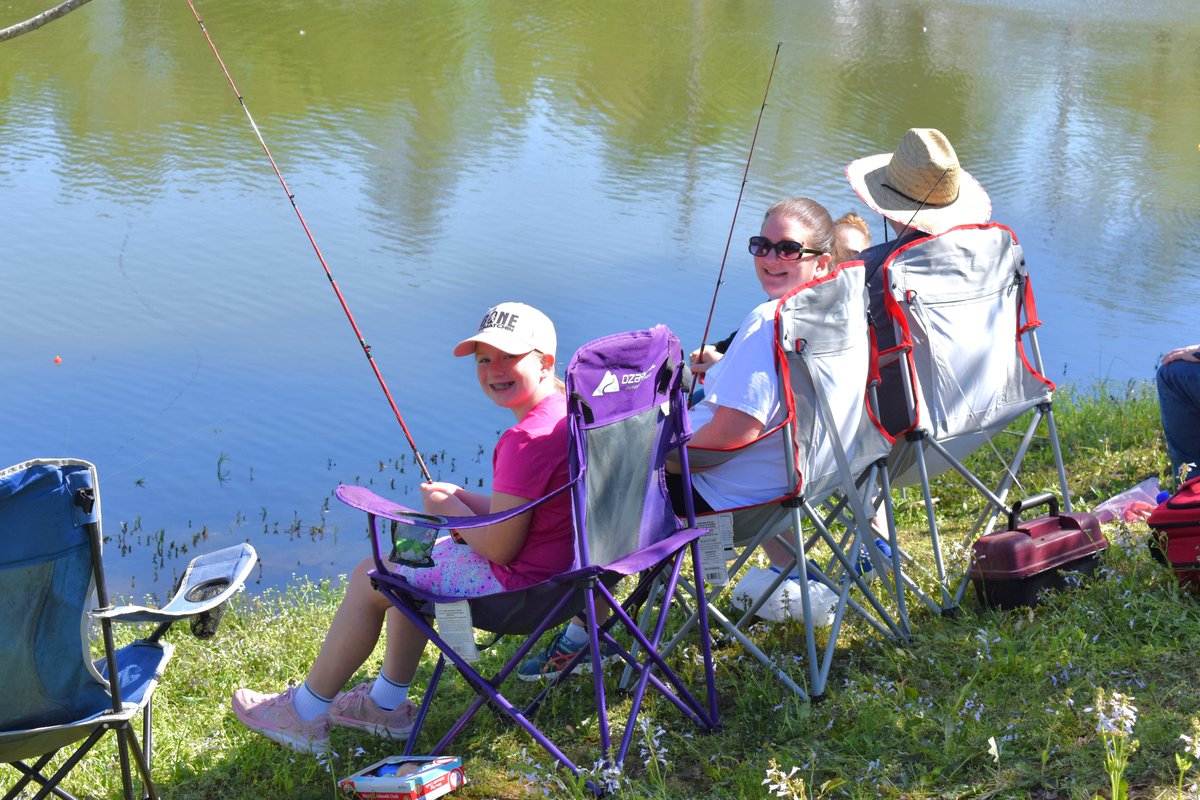 BentonPoliceAR's tweet photo. Thanks to Benton, Arkansas Parks and Recreation and Arkansas Game and Fish Commission for hosting this event and thanks to the vendors and donors who made sure we had outstanding food and prizes.

Enjoy these photos from the fishing derby.

#BNPD #BeTheDifference #CommunityFirst https://t.co/0093egBgWq