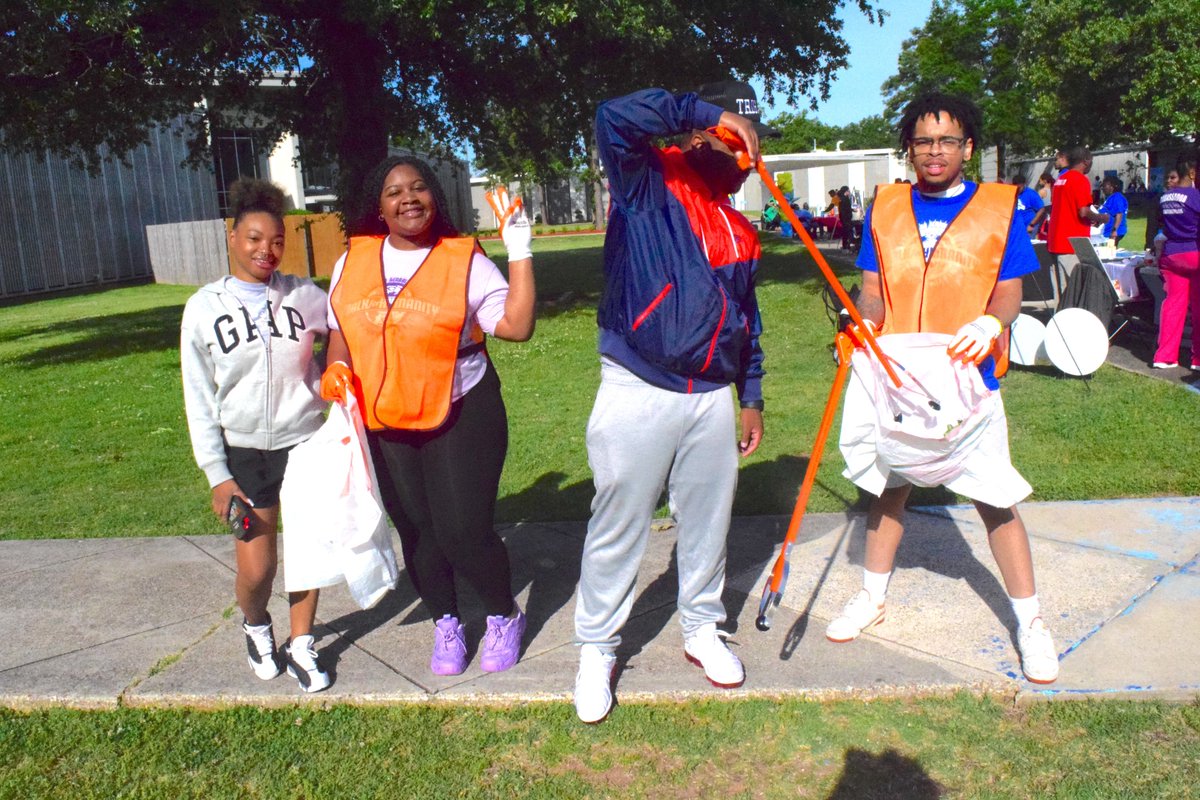 Dr. Aubra Gantt, Chancellor of Southern University at Shreveport, Ms. Irma Rogers, Board President of the MLK-CDC, Mr. Jyron Young, SGA President and members of the SUSLA SGA executed a campus clean up as part of the kickoff to Investiture Week. #SUSLAbeautificationday