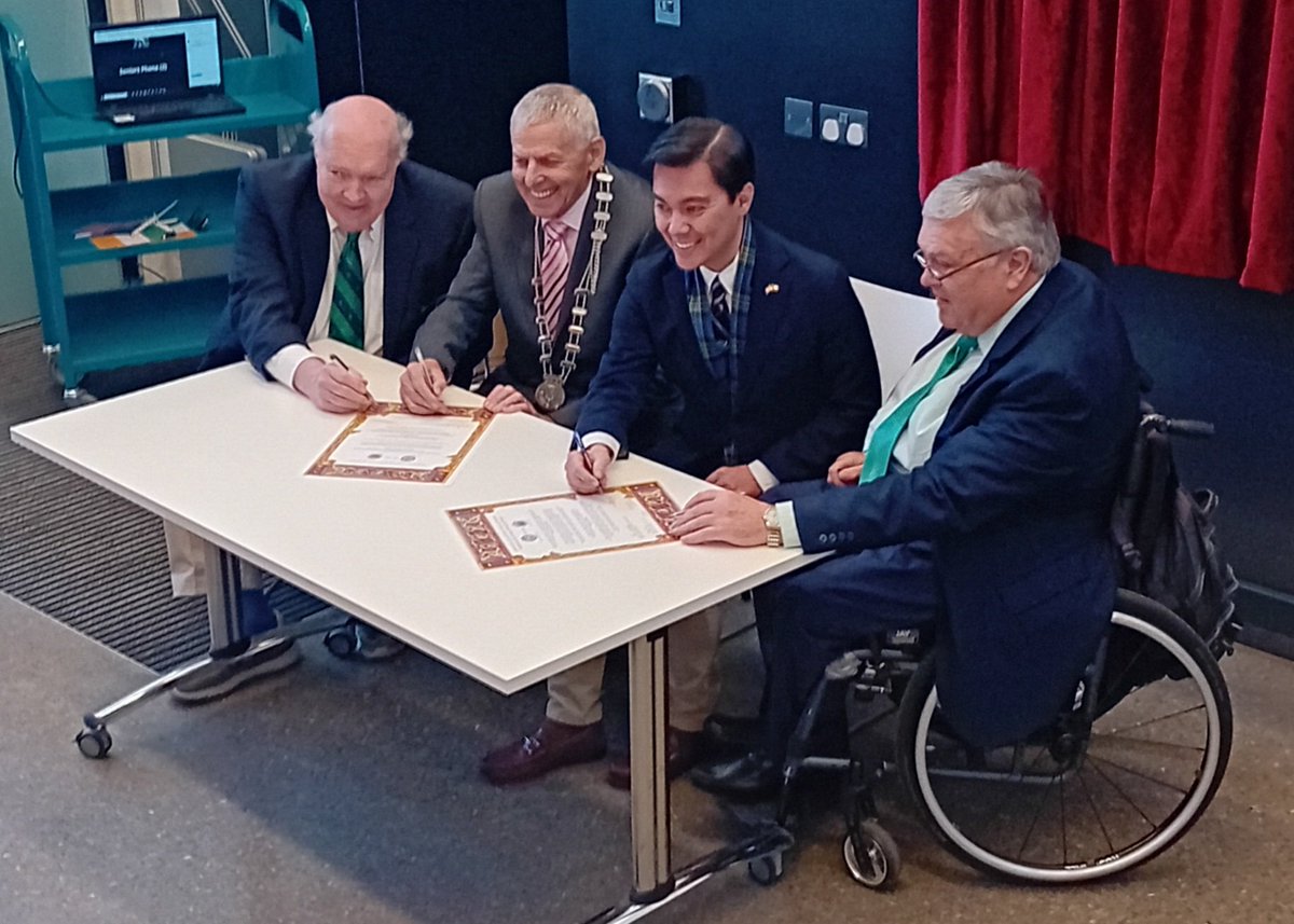 Kinsale and Newport Rhodes Island reaffirm their 25th-year twinning pact today at a ceremony at Kinsale Library today @KinsaleComSch @KinsaleGolfClub @BlacksBrewery @GalleryKinsale @SouthernStarIRL @kinsale_ie @Carrigdhounnews @Corkcoco