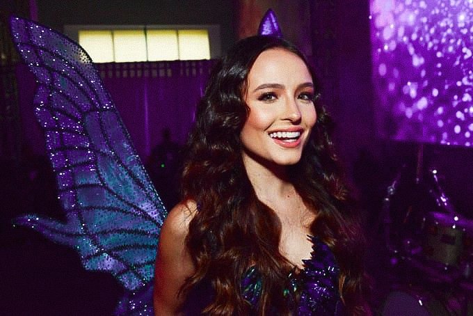 Icônica! Larissa Manoela com sua fantasia na festa na Lua